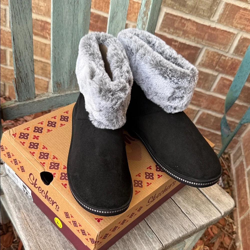 Skechers Ladies 7.5 Cozy Campfire Black and Gray Faux Fur Winter Boots